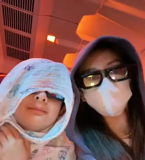 杨颖带儿子游玩,8岁小海绵走路像黄晓明,身高比同龄人高一头
