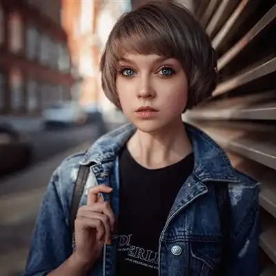 最新欧美成熟超好看的性感美女微信头像图片
