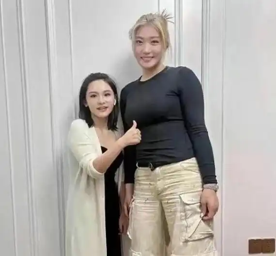 女篮李梦照片曝光身高182体重90,身材微胖凸出,风韵犹存
