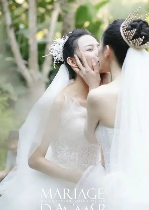 杨丽萍徒弟和同性女友办婚礼俩新娘的爹到场相拥而泣,心情复杂
