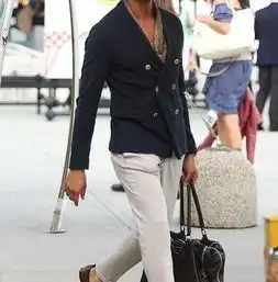 男生白色裤子怎么搭配
