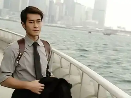 白月光顶流男星,竟是隐藏海王,家人自爆每晚不同女生来陪他
