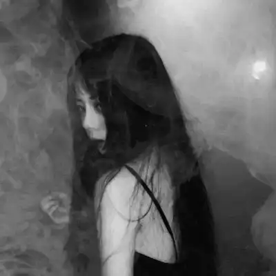 背影或侧面的丧女头像现代暗黑丧风格头像
