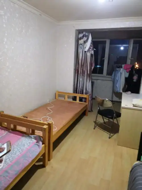 紫金庄园主卧招一男生合租,房子干净整洁,朝南有...
