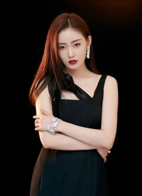 惊艳的一身,感觉张天爱还是适合黑色
