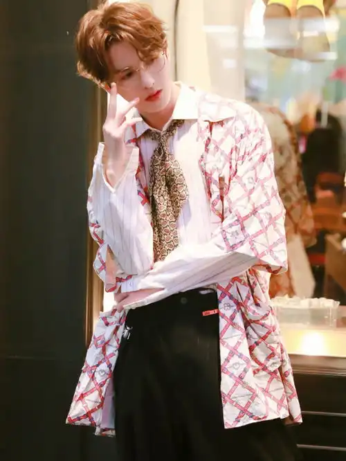 朱正廷和肖战,身高都是183cm,穿同款gucci衬衫,却帅的风格不同
