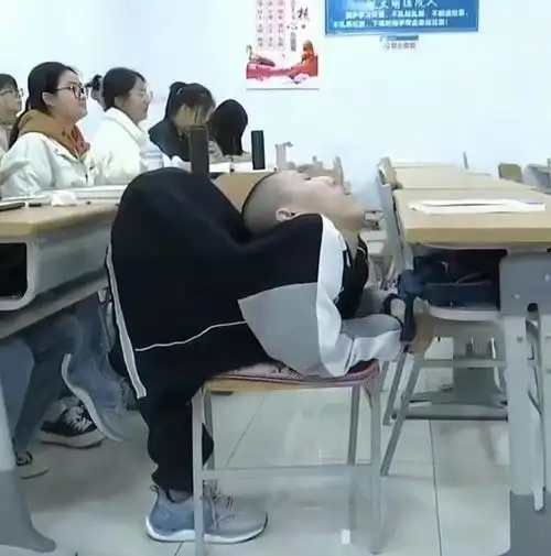 感动全网的19岁折叠男孩身高缩至1米,跪着上课,趴着高考
