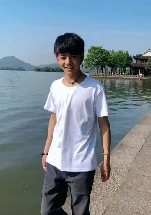 丁真当红娘游西湖,穿白t撑伞扮许仙,帅得杭州阿姨挪不开眼
