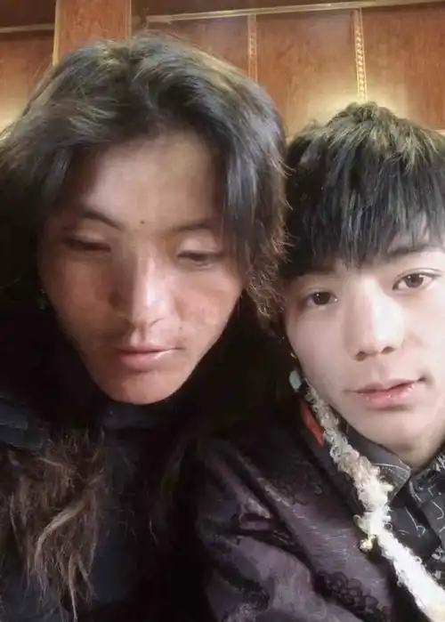 康巴汉子丁真一夜爆红,网友说这个男人纯真又狂野
