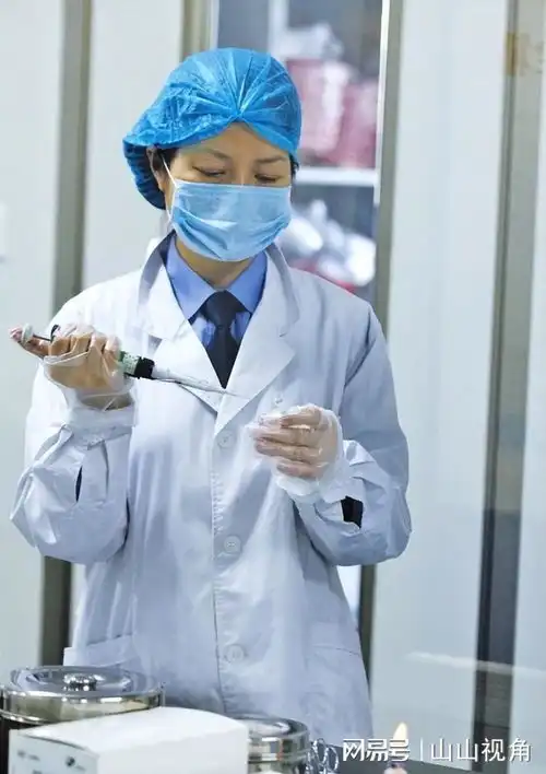 年轻女子带12个男友做亲子鉴定,找到孩子父亲后,其他人纷纷道喜
