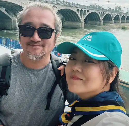 王茜华夫妇新疆度假,沈航打扮的越来越邋遢,夫妻俩看着差20岁
