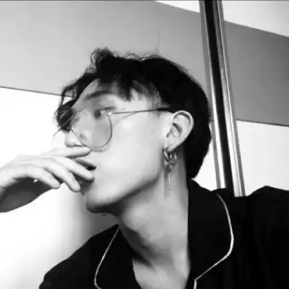 让脸埋在衣领中活在自我的男生,流行男生头像抖音
