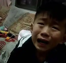 孩子的作业被妈妈炒菜吃了父母笑的时候,想过娃的感受吗
