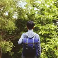 qq头像男生背影背书包,伤感忧伤寂寞的男人
