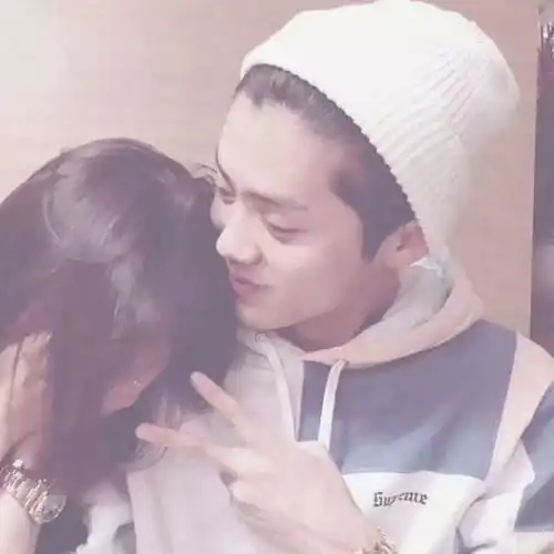 关晓彤鹿晗罕见同框秀恩爱,鹿晗的眼神亮了
