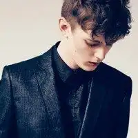 帅气西装半身头像男生微信头像图片大全
