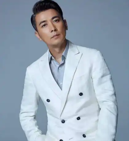 他被称为最帅老师,娶大6岁妻子,当看到他老婆照片时,竟是熟悉的她保剑锋
