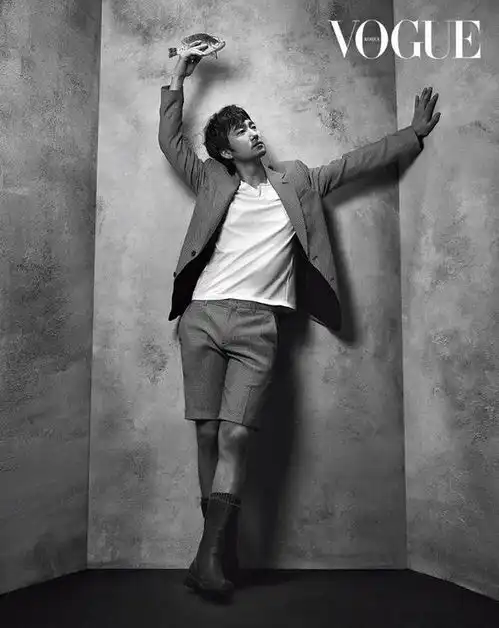 高龄化家族朴海日拍黑白写真变时尚熟男
