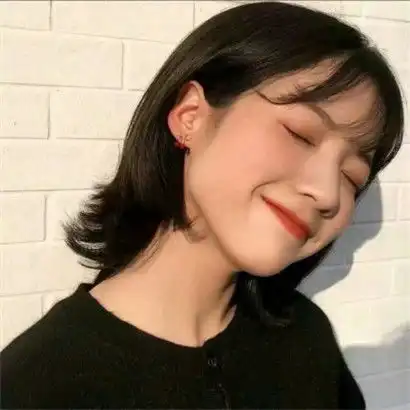 qq女生头像短发清新,笑得没心没肺的女人
