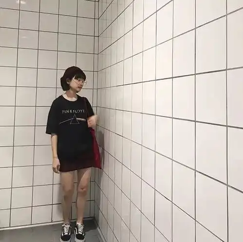 50多张穿搭模板,这个小个子姑娘每张照片都好看
