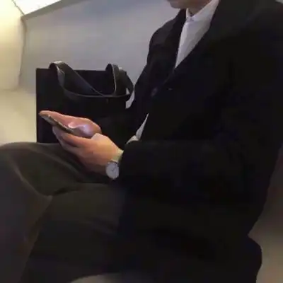 房产经纪人头像男正装正规房地产经纪人微信头像
