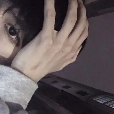 单手遮脸男生头像看不见正脸的图片
