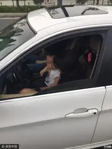 女司机将孩子抱怀里边哄孩子边开车