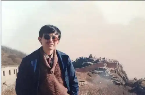 九十年代的成熟男人,身穿笔挺西装,标准的成功人士
