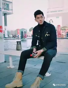 长腿高个篮球校草刷屏网络,尤其是正装令人着迷
