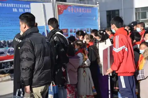 参加中国少年先锋队果洛藏族自治州第二次代表大会的6个代表团来到特警支队接受爱国主义教育
