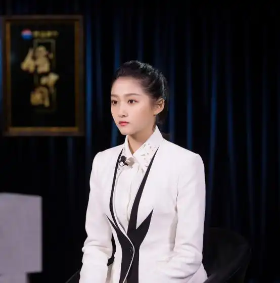 关晓彤身材真好,穿正装身姿挺拔像橱窗模特,一双长腿太迷人
