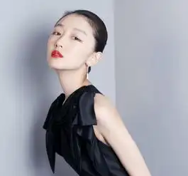 有一种开叉裙叫周冬雨,看清她的坐姿后,男粉都不淡定了
