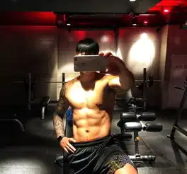 华东师范大学毕业的型男模特,每天挥汗如雨,雕刻出满身肌肉
