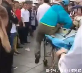 纹身男被一壮男打倒在地,男子手持精神疾病残疾证,自称是武警
