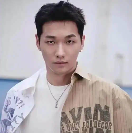 36岁张雨绮新任小男友曝光,25岁身强力壮,背景不简单
