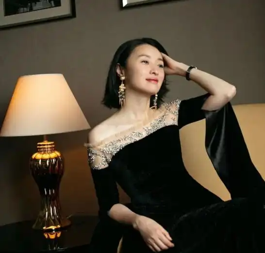 51岁吴越获白玉兰奖,她说什么大女主不重要
