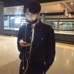 这样的男生都是吃屎长大的吧
