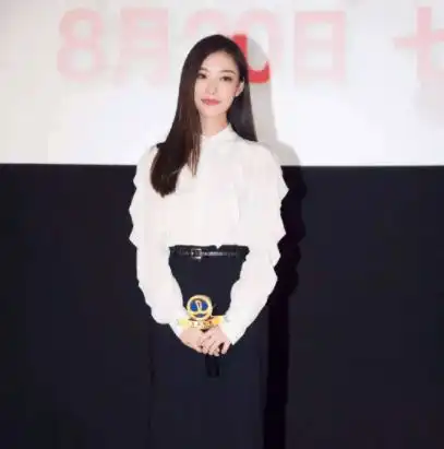倪妮拍戏不慎受伤,左手被强制固定在身前,上下班还没助理照顾
