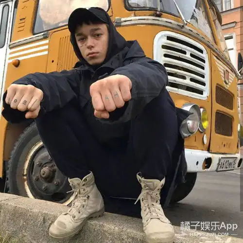 太刺激了,这个微博里全是好看的小哥哥
