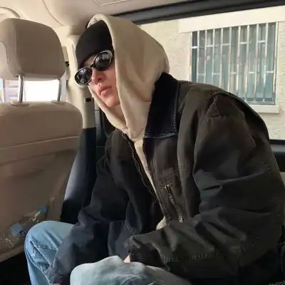 微丧但不失霸气的男生真人头像周围太喧嚣所以孤寂成了浪漫
