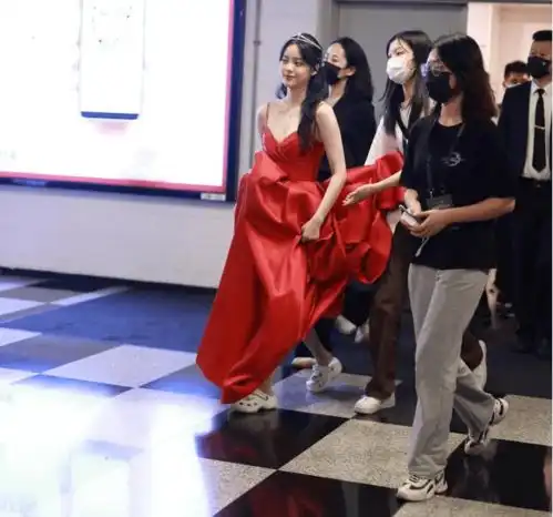 欧阳娜娜穿吊带裙出席活动,随行人员超过8人,排场太大引起争议
