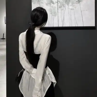 真人女生头像背影不露脸

