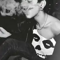求一张男生抽烟qq头像
