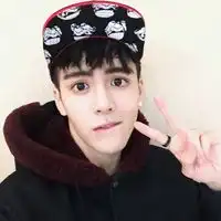 比剪刀手男生头像网红微信头像图片大全

