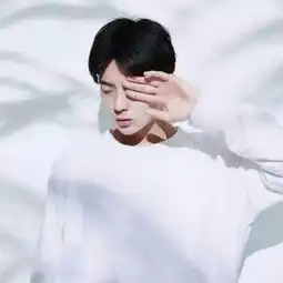 单手捂眼白色衣服的情侣头像,一男一女,单手捂眼,歪着头
