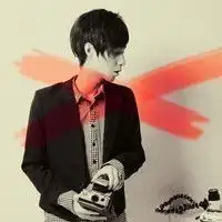 黑白欧美男生头像我还是会在原地等候
