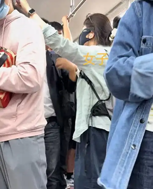 陕西一男子地铁上回头,只因看女生一眼被质问,矛盾瞬间被激化
