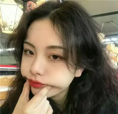 当脸上有这三个特征时,并不是皮肤缺水了,没准是过度护肤了
