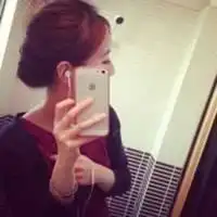 找一对情侣头像男生女生都在拿着手机自拍
