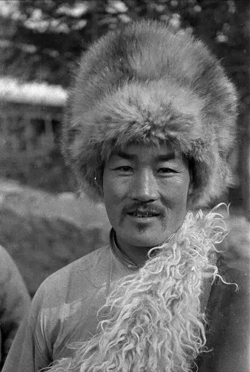 1932年青海藏族老照片少年喇嘛英俊淳朴,牧民大叔满脸沧桑
